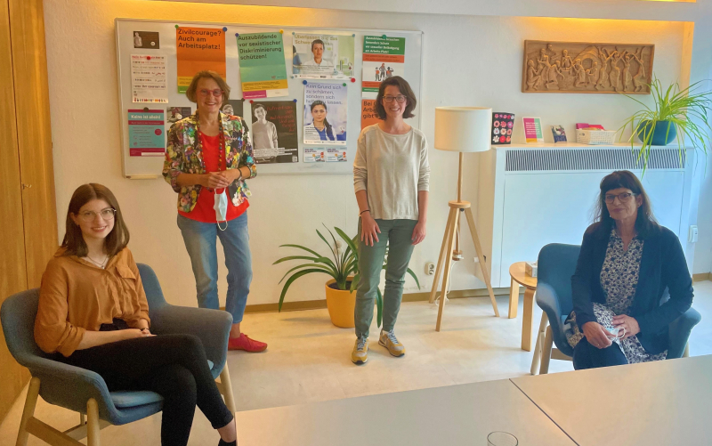 (v.l.n.r.) Emma Leonhardt, Mitarbeiterin Frauennotruf Mainz e.V., Anette Diehl, Leiterin Frauennotruf Mainz e.V., MdL Lisett Stuppy, frauenpolitische Sprecherin der GRÜNEN Fraktion, MdL Jutta Blatzheim-Roegler. Zu Besuch im Frauennotruf Mainz