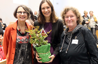Foto Anette Diehl (Frauennotruf Mainz), Frauenministerin Anne Spiegel und Astrid Rund (Frauennotruf Rhein-Hunsrück-Kreis)