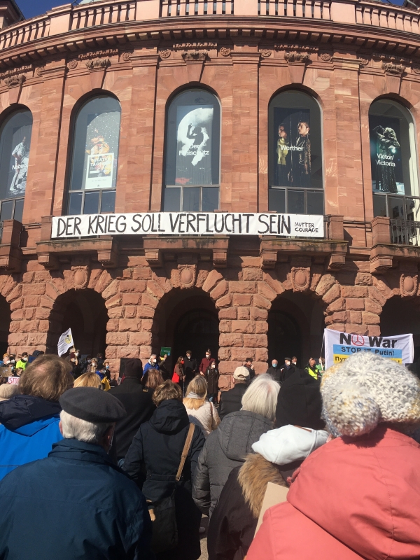 Das Bild ist auf der Friedenskundgebung am 6. März auf dem Gutenbergplatz in Mainz entstanden. 