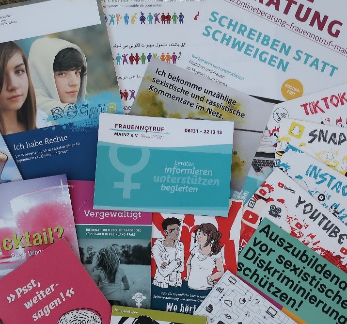 Ausgelegte Flyer für Mädchen und junge Frauen