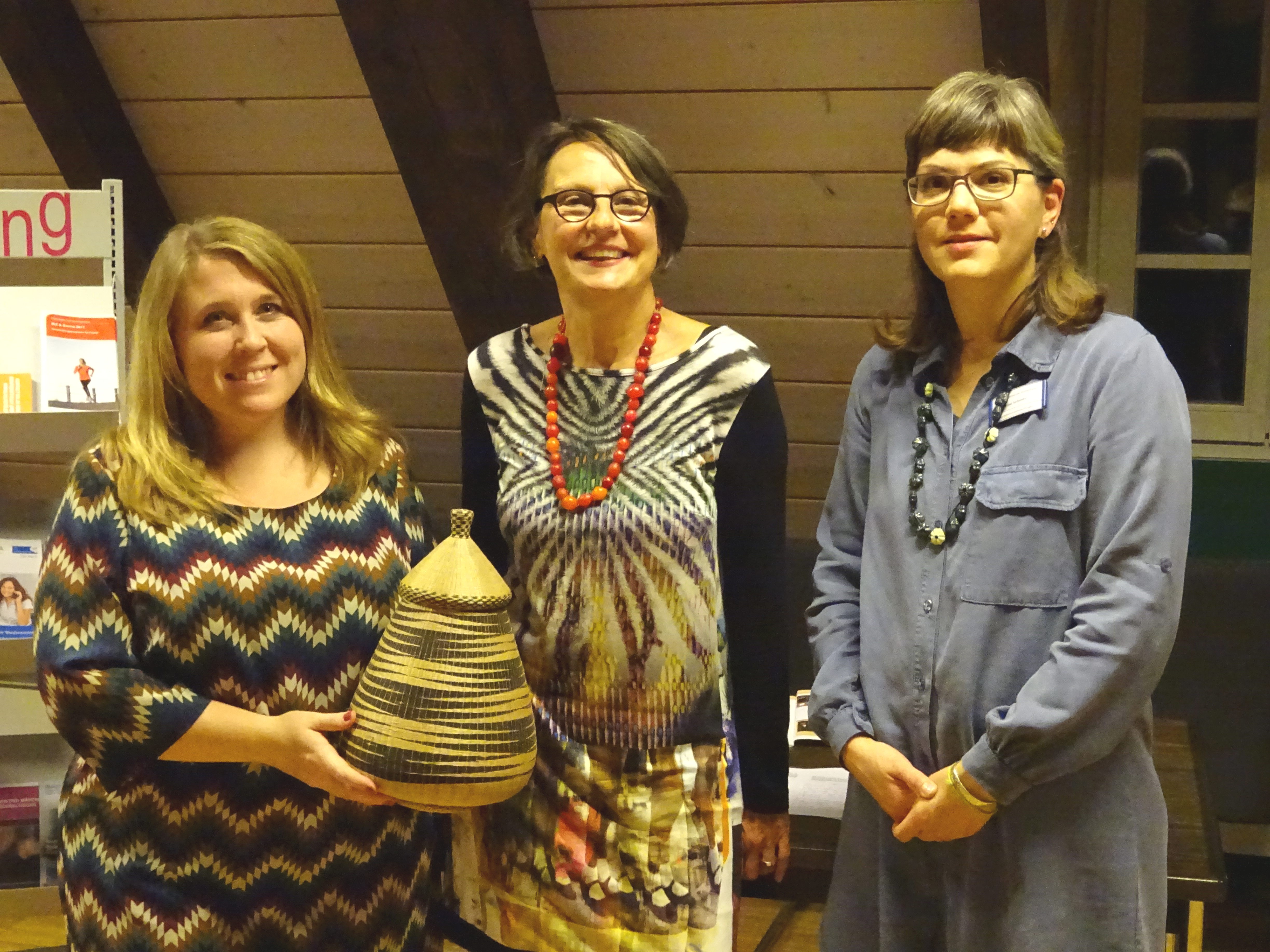 Foto v.l.n.r.: Yamara Wessling (M.A. Institut für Ethnologie und Afrikastudien JGU Mainz) Anette Diehl (Frauennotruf Mainz e.V.), Ariane Schmitt (Gleichstellungsbeauftrage Verbandsgemeinde Bodenheim)