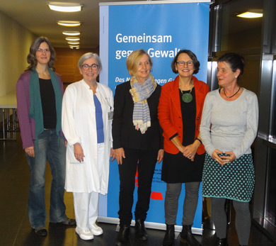 Bild: Dorothee Borngässer, Stelle für Gesundheitsförderung;  Dr. Doris Macchiella, Frauenklinik; Sybille Rothkegel, Anette Diehl, Frauennotruf Mainz; Martina Trojanowski, Frauenbüro der Stadt Mainz