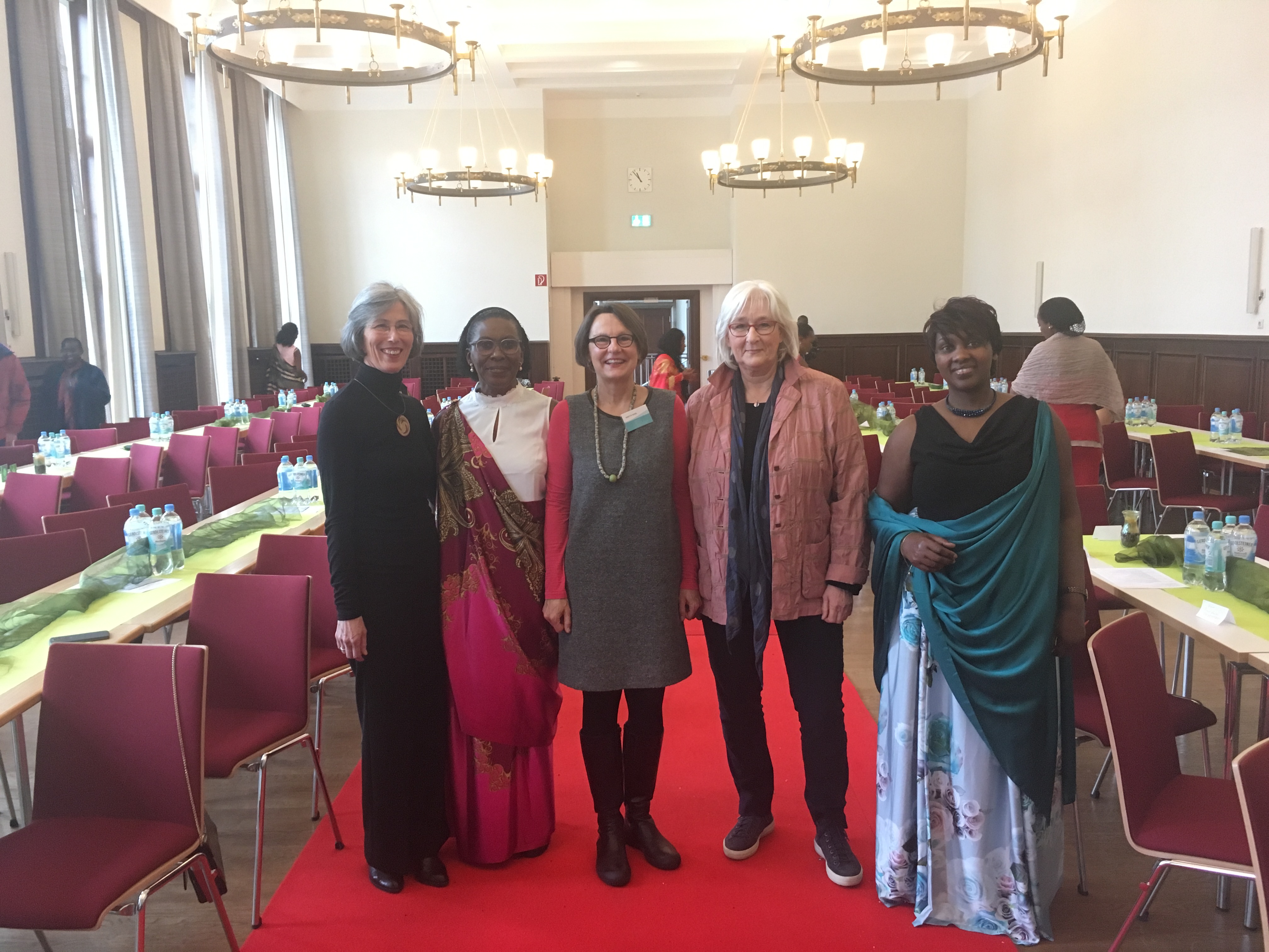 v.l.n.r.: Dr. Anna-Maria Brandstetter (Institut für Ethnologie und Afrika Studien JGU; Beauftragte für die Kooperation zwischen der JGU und der University of Rwanda), Annonciata Haberer (Vorstand RDD e.V.), Anette Diehl (Frauennotruf Mainz e.V.), Gisela Bill (Vorsitzende Landesfrauenbeirates RLP; Förderverein Frauennotruf Mainz e.V.), Claudette Birori Umulisa (First Secretary, Embassy of the Republic of Rwanda)