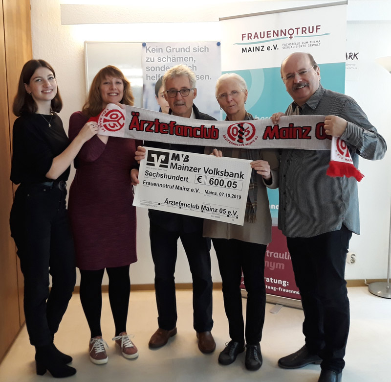 Emma Leonhardt und Vanessa Kuschel (Frauennotruf Mainz e.V.), Dr. Wolfgang Klee, Elke Demmler und Gerhard Maurer (Ärztefanclub Mainz 05 e.V.); Fotografin: Johanna Gliemann