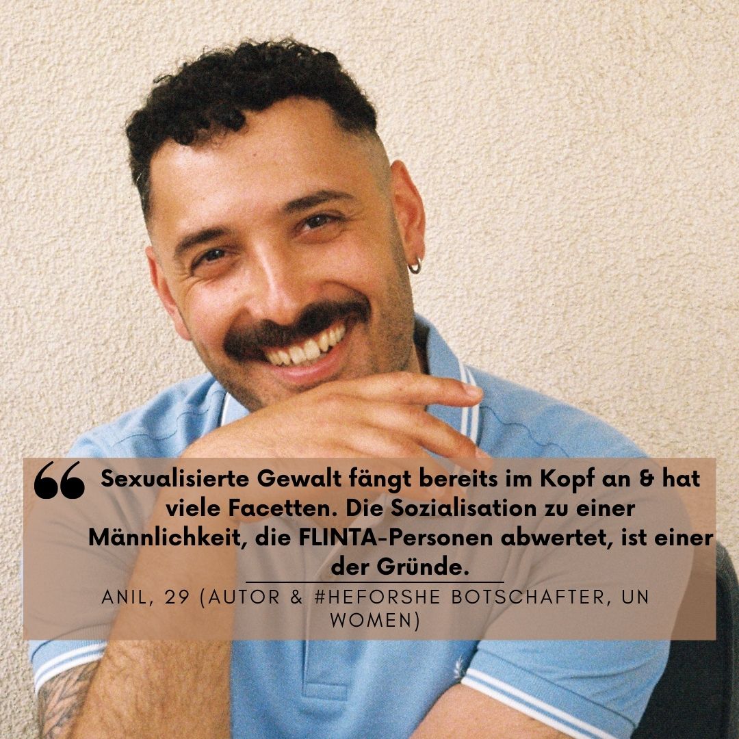 Mann mit blauem Shirt lächelt freundlich in die Kamera und stützt dabei mit seinem kinn auf einer Hand. Er ist 29, Autor und HeForShe Botschafter der UN Women