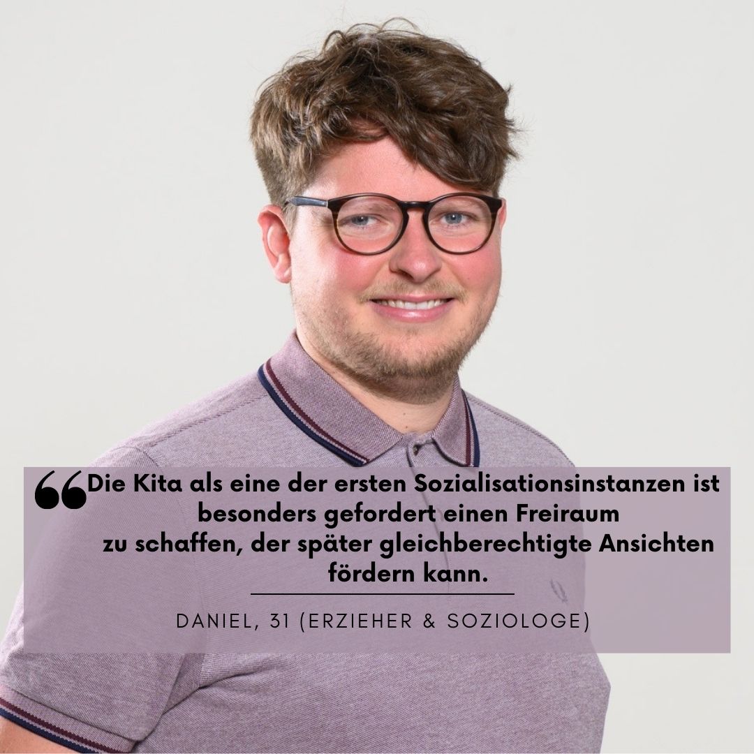 Junger Mann, 31, mit Brille und pastelllila-farbenen T-Shirt lächelt in die Kamera.