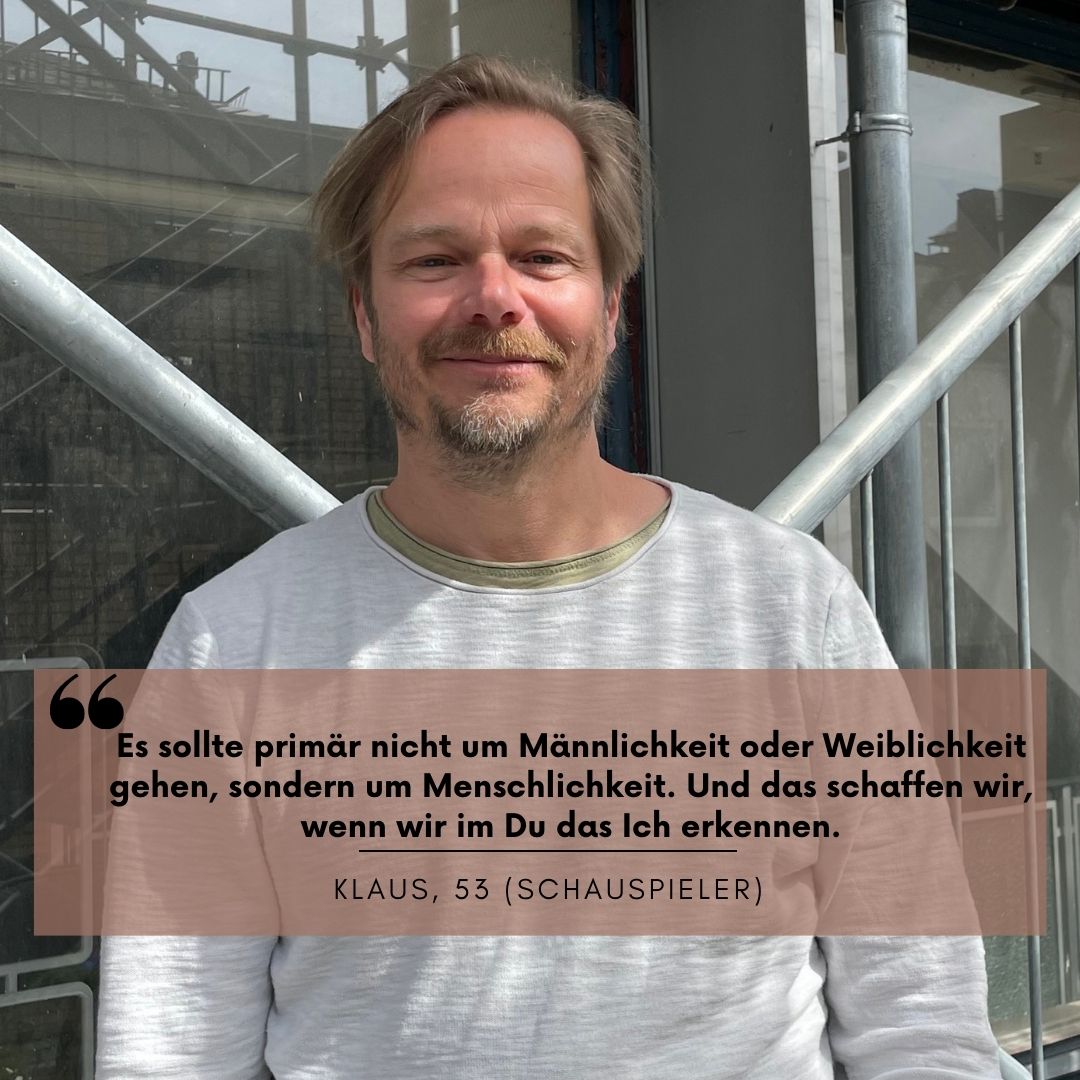 Mann in weißem Shirt lächelt in die Kamera. Er ist 53 Jahre alt und Schauspieler.