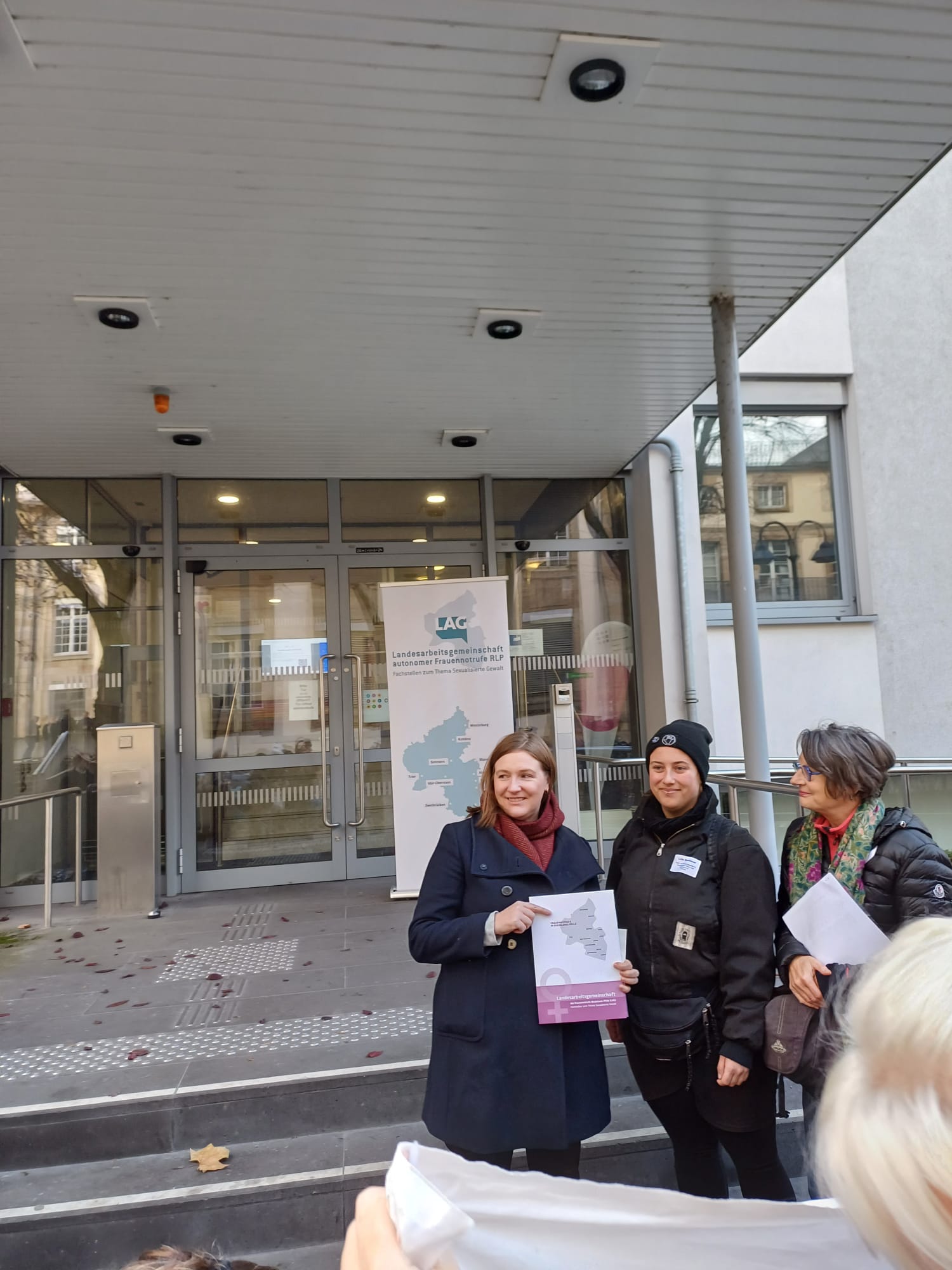 Katharina Binz bekommt das Forderungspapier überreicht