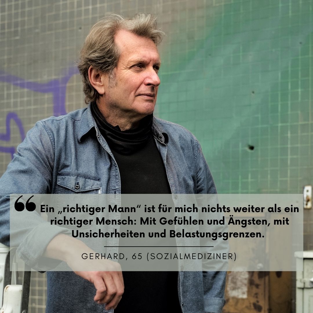 Mann in Jeanshemd lehnt mit Ellenbogen an und schaut an den rechten Bildrand.