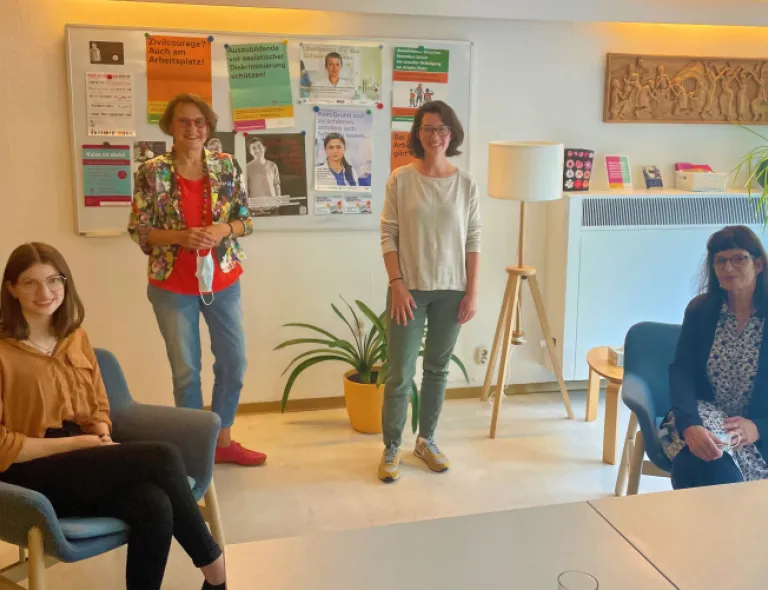 (v.l.n.r.) Emma Leonhardt, Mitarbeiterin Frauennotruf Mainz e.V., Anette Diehl, Leiterin Frauennotruf Mainz e.V., MdL Lisett Stuppy, frauenpolitische Sprecherin der GRÜNEN Fraktion, MdL Jutta Blatzheim-Roegler. Zu Besuch im Frauennotruf Mainz