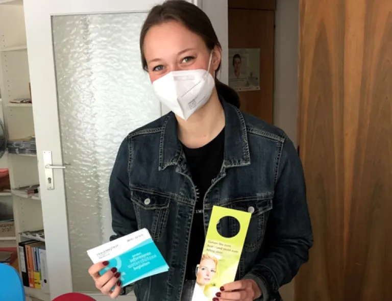 Praktikantin Aline Heitz packte fleißig Infomaterial