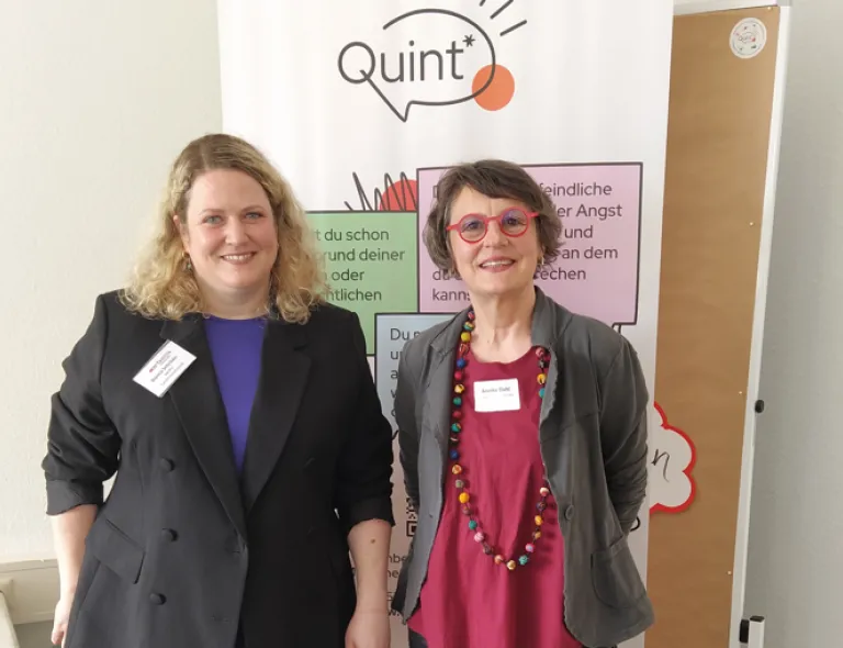 Anette Diehl, Frauennotruf Mainz (re.) mit Bianca Schröder, Vorsitzende des pro familia Landesverbands RLP bei der Eröffnung der Fachberatungsstelle Quint* (erste Anlaufstelle für queere Menschen mit Gewalterfahrungen in RLP) in Mainz.