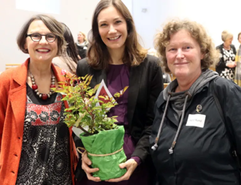 Foto Anette Diehl (Frauennotruf Mainz), Frauenministerin Anne Spiegel und Astrid Rund (Frauennotruf Rhein-Hunsrück-Kreis)