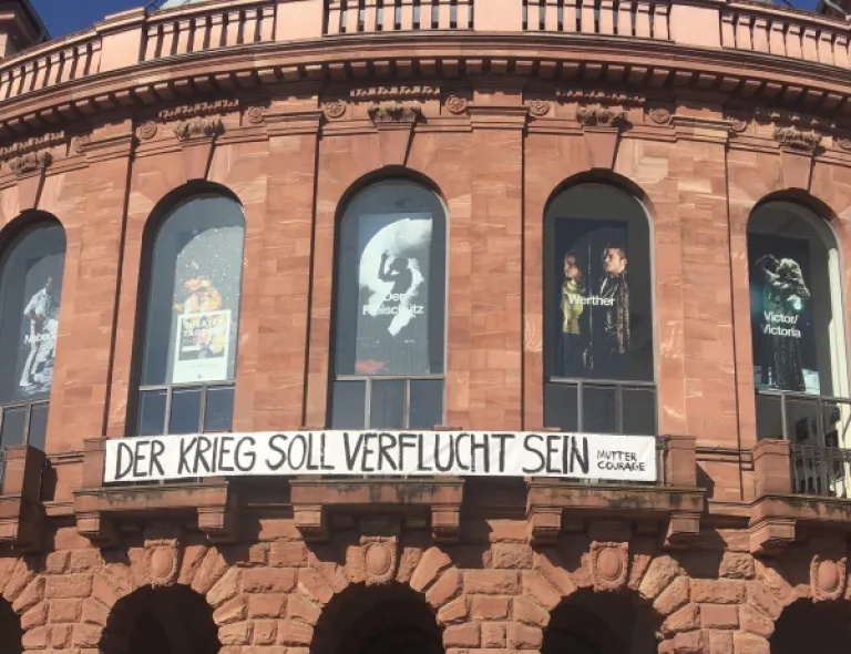 Das Bild ist auf der Friedenskundgebung am 6. März auf dem Gutenbergplatz in Mainz entstanden. 