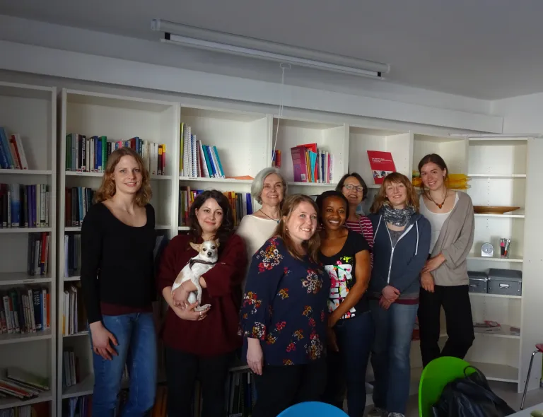 v.l.n.r.: Kira Krellmann (Praktikantin Frauennotruf Mainz), Mina Novosel (Honorarkraft Frauennotruf Mainz), Heike Simon (Ehrenamtliche Frauennotruf Mainz), Yamara Wessling (Ehrenamtliche Frauennotruf Mainz), Fideline Uwambajimana (Hauptverantwortliche Young Women Can, Kigali), Anette Diehl (Hauptamtliche Frauennotruf Mainz), Vanessa Kuschel (Hauptamtliche Frauennotruf Mainz), Olina Welge (Ehrenamtliche Frauennotruf Mainz)