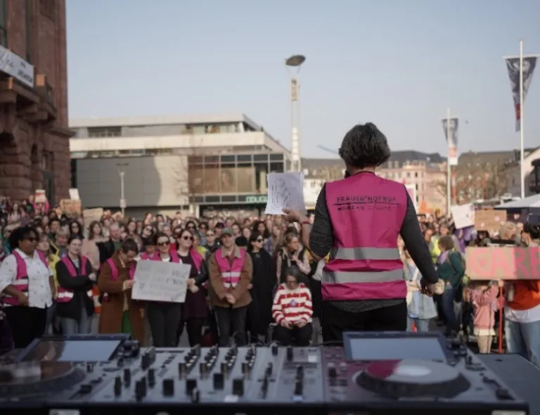 Foto: Anette Diehl, Mitarbeiterin des Frauen*notruf Mainz, bei ihrem Statement bei der Kundgebung zum Frauen*Streik 2026