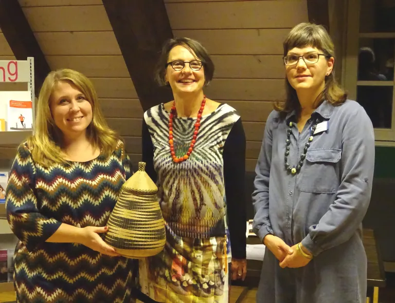 Foto v.l.n.r.: Yamara Wessling (M.A. Institut für Ethnologie und Afrikastudien JGU Mainz) Anette Diehl (Frauennotruf Mainz e.V.), Ariane Schmitt (Gleichstellungsbeauftrage Verbandsgemeinde Bodenheim)