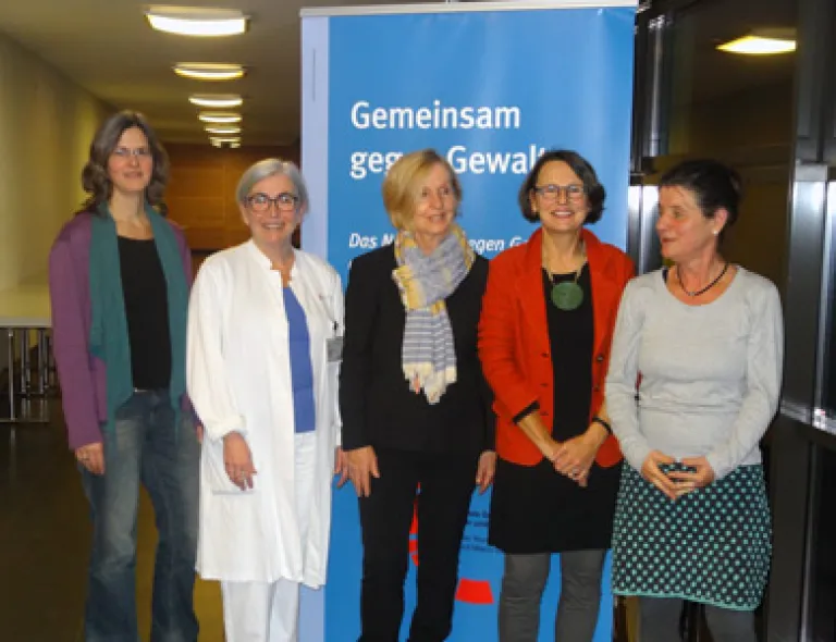 Bild: Dorothee Borngässer, Stelle für Gesundheitsförderung;  Dr. Doris Macchiella, Frauenklinik; Sybille Rothkegel, Anette Diehl, Frauennotruf Mainz; Martina Trojanowski, Frauenbüro der Stadt Mainz