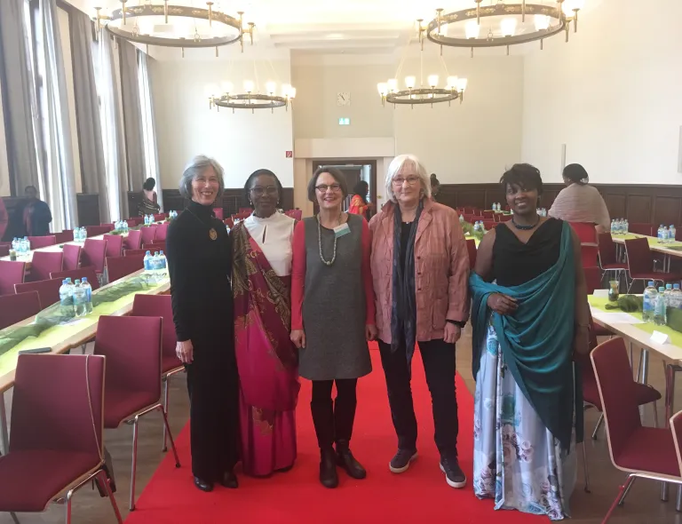 v.l.n.r.: Dr. Anna-Maria Brandstetter (Institut für Ethnologie und Afrika Studien JGU; Beauftragte für die Kooperation zwischen der JGU und der University of Rwanda), Annonciata Haberer (Vorstand RDD e.V.), Anette Diehl (Frauennotruf Mainz e.V.), Gisela Bill (Vorsitzende Landesfrauenbeirates RLP; Förderverein Frauennotruf Mainz e.V.), Claudette Birori Umulisa (First Secretary, Embassy of the Republic of Rwanda)