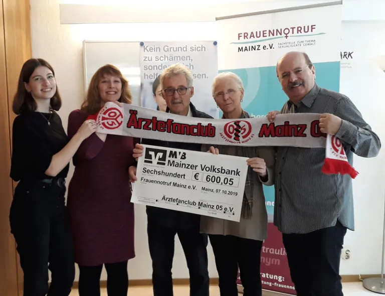 Emma Leonhardt und Vanessa Kuschel (Frauennotruf Mainz e.V.), Dr. Wolfgang Klee, Elke Demmler und Gerhard Maurer (Ärztefanclub Mainz 05 e.V.); Fotografin: Johanna Gliemann